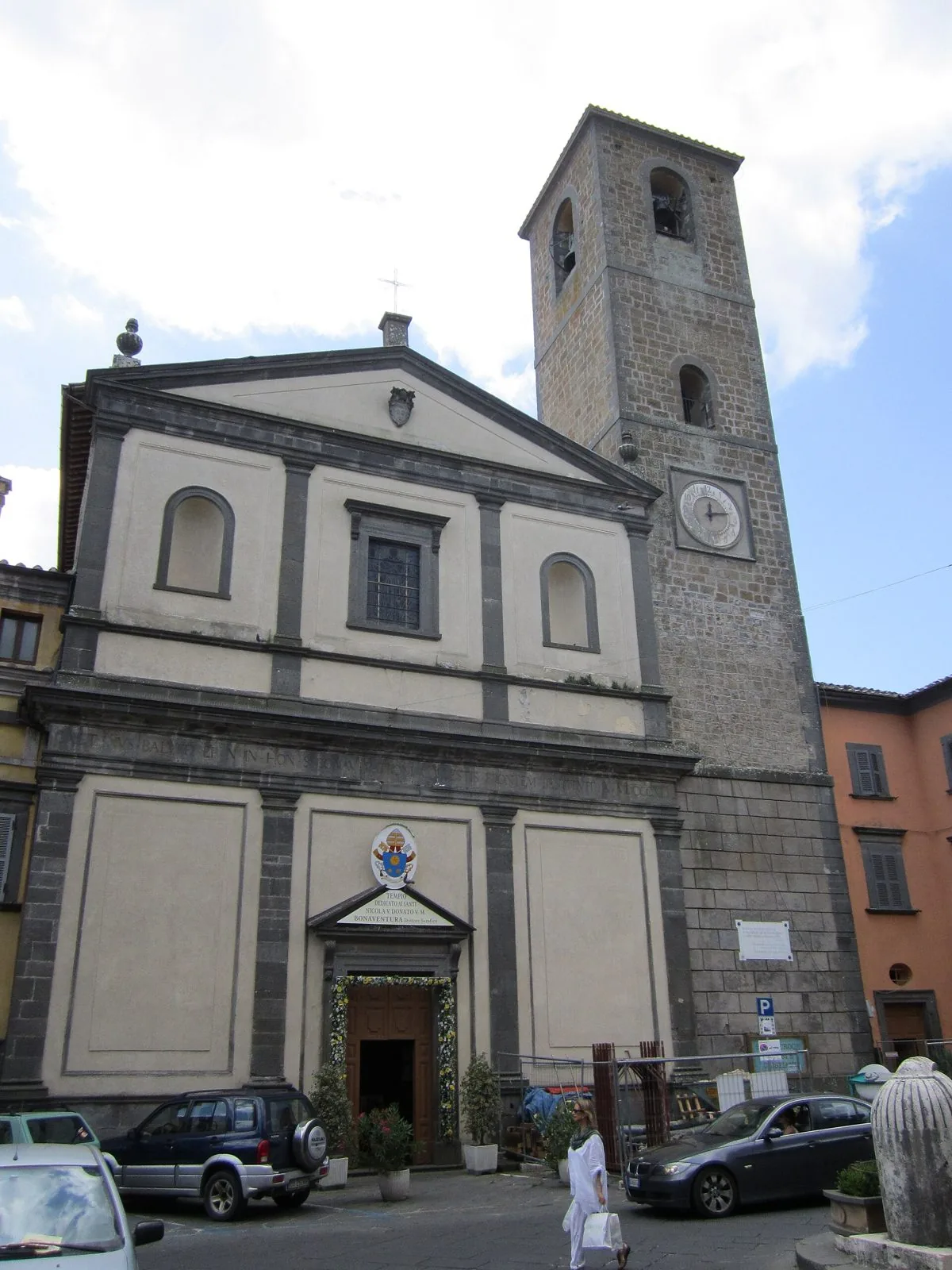 Facciata della concattedrale di Bagnoregio con il campanile in pietra su piazza Cavour