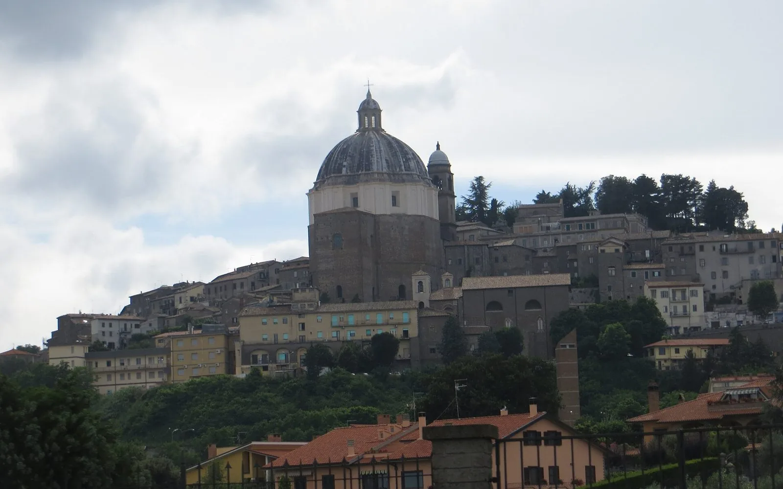 Veduta di Montefiascone sulla collina, con la grande cupola della cattedrale di Santa Margherita che domina le case del centro storico